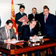 Acto de la firma de acuerdos por parte del ministro español de Asuntos Exteriores, Carlos Westendorp y su homólogo portugués, Jaime Gama, en el marco de la cumbre hispano-lusa (1986, La Moncloa)