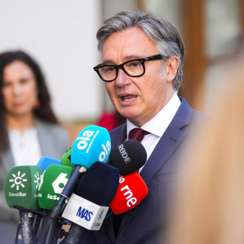 El portavoz, y candidato a la presidencia de la Junta de Andalucía, del Grupo Parlamentario Vox, Manuel Gavira, atiende a los medios en el Parlamento andaluz. (Foto de archivo). Joaquín Corchero - Europa Press El portavoz, y candidato a la presidencia de la Junta de Andalucía, del Grupo Parlamentario Vox, Manuel Gavira, atiende a los medios en el Parlamento andaluz. (Foto de archivo). Joaquín Corchero - Europa Press