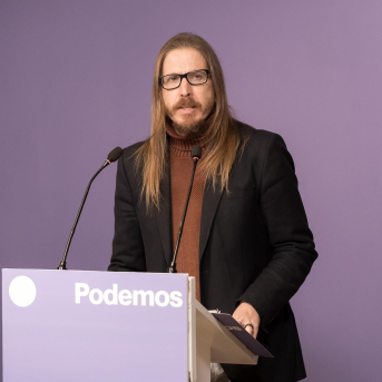 El secretario de organización y portavoz de Podemos, Pablo Fernández, ofrece una rueda de prensa en la sede de Podemos, a 22 de diciembre de 2025, en Madrid (España). Diego Radamés - Europa Press