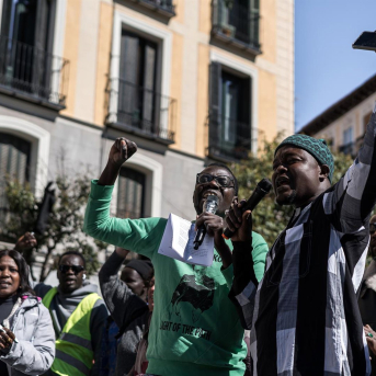 Varias personas durante una concentración en protesta por la detención del exdiputado de Podemos, Serigne Mbaye, a 29 de marzo de 2026, en Madrid (España).  Diego Radamés - Europa Press