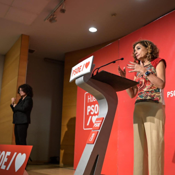 La vicesecretaria general del PSOE y vicepresidenta del Gobierno, María Jesús Montero (d), durante su intervención en el acto. A 19 de mayo de 2023, en Huelva (Andalucía, España). A. Pérez - Europa Press La vicesecretaria general del PSOE y vicepresidenta del Gobierno, María Jesús Montero (d), durante su intervención en el acto. A 19 de mayo de 2023, en Huelva (Andalucía, España). A. Pérez - Europa Press