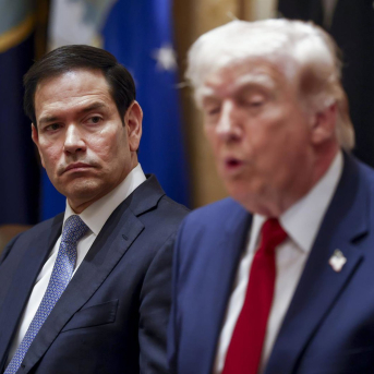 El secretario de Estado, Marco Rubio, junto al presidente de EEUU, Donald J. Trump, en una reunión del gabinete en la Casa Blanca. Europa Press/Contacto/Will Oliver - Pool via CNP
