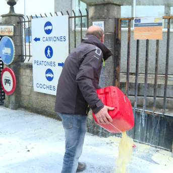Ganaderos de leche cántabros exigen a la industria que recapacite: Necesitamos un precio digno Ganaderos de leche cántabros exigen a la industria que recapacite: Necesitamos un precio digno