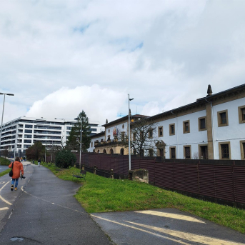La cárcel de Martutene y al fondo la primera fase del barrio de Txomin-enea. EUROPA PRESS