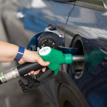 Repostaje en una gasolinera. Eduardo Parra - Europa Press