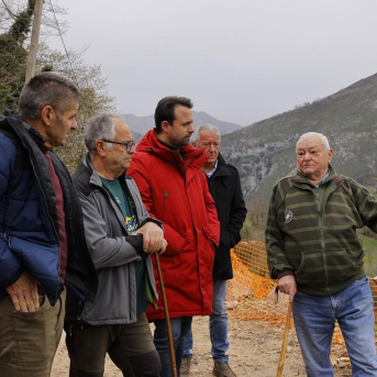 Queipo alerta de la situación crítica de la ganadería en Amieva por los continuos ataques del lobo Queipo alerta de la situación crítica de la ganadería en Amieva por los continuos ataques del lobo