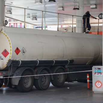 Un camión cisterna rellena el combustible de los depósitos de una gasolinera de Sevilla Rocío Ruz - Europa Press