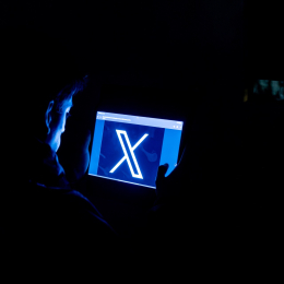 Imagen de archivo de un joven usando una tablet | Ricardo Rubio (Europa Press).