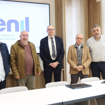 Unións Agrarias acusa a la industria láctea de atacar a Galicia y reclama anular contratos a la baja Unións Agrarias acusa a la industria láctea de atacar a Galicia y reclama anular contratos a la baja