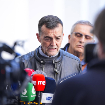 El coordinador federal de IU y candidato de Por Andalucía a la Presidencia de la Junta, Antonio Maíllo, atiende a los medios de comunicación en el Parlamento de Andalucía, en una imagen de archivo Joaquín Corchero - Europa Press El coordinador federal de IU y candidato de Por Andalucía a la Presidencia de la Junta, Antonio Maíllo, atiende a los medios de comunicación en el Parlamento de Andalucía, en una imagen de archivo Joaquín Corchero - Europa Press