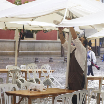 Un camarero adecuando la terraza de un bar en Sevilla (Andalucía) Joaquin Corchero - Europa Press