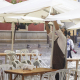Un camarero adecuando la terraza de un bar en Sevilla (Andalucía) Joaquin Corchero - Europa Press