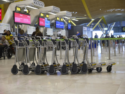 Carritos para transportar maletas en la Terminal T4 del Aeropuerto Adolfo Suárez Madrid-Barajas. Jesús Hellín - Europa Press
