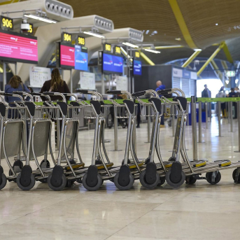 Carts for transporting suitcases in Terminal T4 of Adolfo Suárez Madrid-Barajas Airport. Jesús Hellín - Europa Press