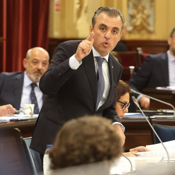 Vera insiste en el Parlament en su rechazo al ataque homófobo contra un profesor de instituto