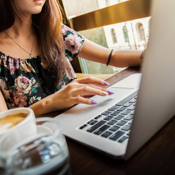 Una persona trabajando con su ordenador MINISTERIO DE TRABAJO Una persona trabajando con su ordenador MINISTERIO DE TRABAJO
