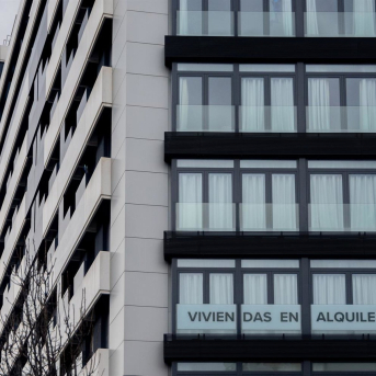 Anuncio de viviendas en alquiler, en el barrio de Castellana Eduardo Parra - Europa Press