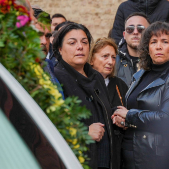 La madre del joven fallecido Aarón en la puerta de la iglesia. En imagen de archivo. Francisco J. Olmo - Europa Press