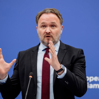 El comisario europeo de Energía y Vivienda, Dan Jrgensen, interviene durante una rueda de prensa en el Parlamento Europeo Valentine Zeler/European Commiss / DPA