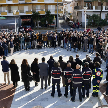 Imágenes de los cinco minutos de silencio convocado el pasado 20 de enero por el Ayuntamiento de Punta Umbría (Huelva) en memoria de las personas fallecidas en el accidente de tren de Adamuz. Eduardo Briones - Europa Press