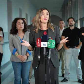 La vicesecretària general del PSOE-A, María Márquez, PSOE-A, en una imatge d'arxiu flanquejada per Inmaculada Nieto (Per Andalusia) i José Ignacio García (Endavant Andalusia). María José López - Europa Press