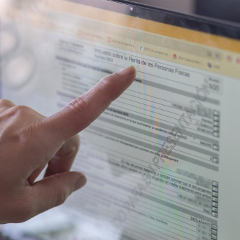 Imagen de recurso de una persona que hace la declaración de la renta en un ordenador. Eduardo Parra - Europa Press