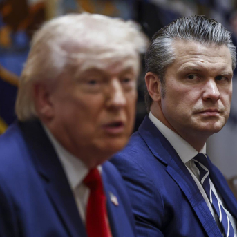 El secretario de Defensa, Pete Hegseth, junto al presidente de EEUU, Donald Trump, en una reunión del gabinete.  Europa Press/Contacto/Will Oliver - Pool via CNP