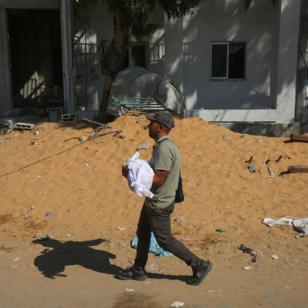 Imagen de archivo de un palestino con un cadáver en brazos tras un ataque de Israel. Omar Ashtawy/APA Images via ZUMA / DPA