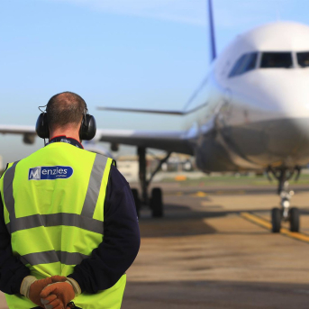 Trabajador de la compañía John Menzies junto con uno de sus aviones. JOHN MENZIES Trabajador de la compañía John Menzies junto con uno de sus aviones. JOHN MENZIES