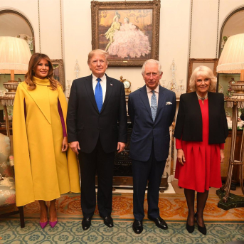 Donald y Melania Trump junto al entonces príncipe Carlos de Inglaterra y Camila, en 2019. Victoria Jones/PA Wire/dpa