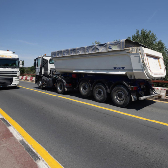 Camiones a su paso por el puente de Zulema Eduardo Parra - Europa Press Camiones a su paso por el puente de Zulema Eduardo Parra - Europa Press