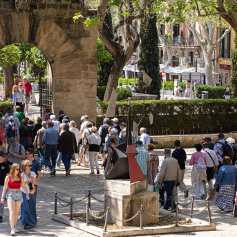 Several tourists take a selfie on a street in Palma de Mallorca, on April 16, 2024, in Palma de Mallorca, Mallorca, Balearic Islands (Spain). Tomàs Moyà - Europa Press