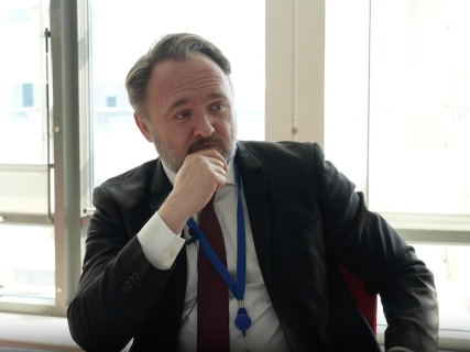 El Comisario Europeo de Energía y Vivienda, Dan Jorgensen, durante una entrevista con la European Newsroom (ENR) en Bruselas (Bélgica), el martes 18 de marzo de 2025. MIRKO PARADISO/EUROPEAN NEWSROOM