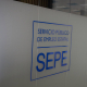 Un logo del SEPE de la oficina de empleo del SEPE del Barrio del Pilar, a 2 de abril de 2024, en Madrid (España).   Jesús Hellín - Europa Press