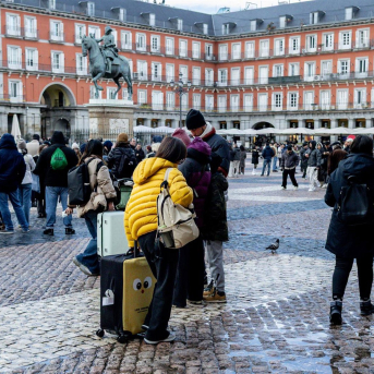 Turistas en la Plaza Mayor Ricardo Rubio - Europa Press