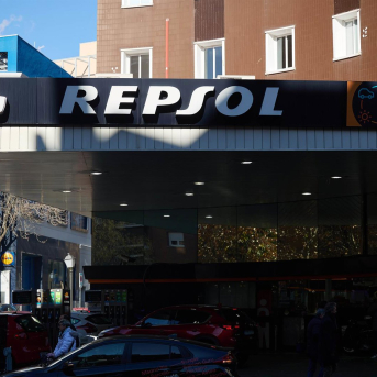 Una gasolinera de Repsol, a 27 de diciembre de 2023, en Madrid (España).  Jesús Hellín - Europa Press