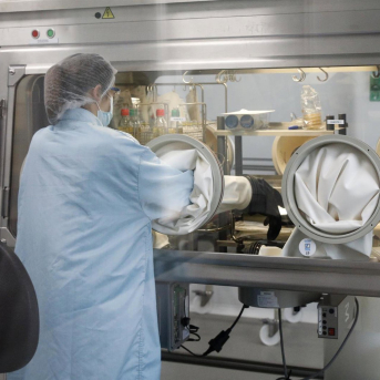 Una trabajadora de la fábrica de Reig Jofre en el laboratorio Kike Rincón - Europa Press Una trabajadora de la fábrica de Reig Jofre en el laboratorio Kike Rincón - Europa Press