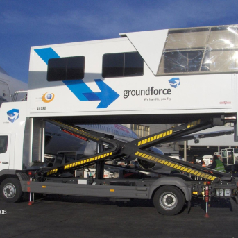 Uno de los vehículos de Groundforce para labores de 'handling' aeroportuario. GROUNDFORCE Uno de los vehículos de Groundforce para labores de 'handling' aeroportuario. GROUNDFORCE