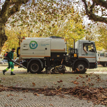 Vehículo para la gestión de residuos de Urbaser. URBASER