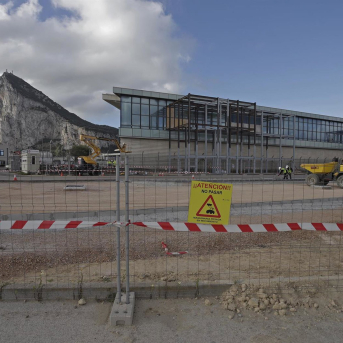 Obras en la zona fronteriza de Gibraltar con España para el derribo de la verja. A 1 de abril de 2026 en La Línea de la Concepción, Cádiz (Andalucía, España) Nono Rico / Europa Press