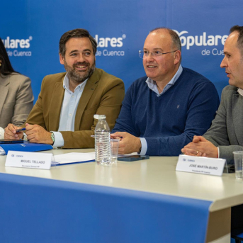 El secretario general del Partido Popular, Miguel Tellado; el presidente del PP-CLM, Paco Núñez; su homólogo en la provincia de Cuenca, José Martín-Buro, y la presidenta del Grupo Municipal conquense, Beatriz Jiménez, PP