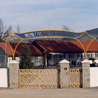 Entrada de la Colonia Dignidad en los años 1980 MARCELO HERNANDEZ/DPA