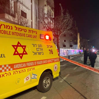 Ambulancia y efectivos de Magen David Adom (MDA), la Estrella de David Roja, en Israel. MAGEN DAVID ADOM (MDA), LA ESTRELLA DE DAVID ROJA