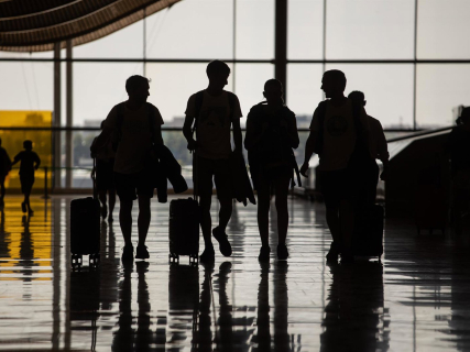 Pasajeros con maletas, en el Aeropuerto Adolfo Suárez Madrid-Barajas, a 14 de agosto de 2025, en Madrid (España).  Alejandro Martínez Vélez - Europa Press