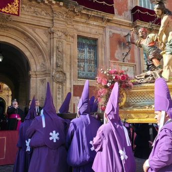 La reina Sofía y las infantas Elena y Cristina observan el paso de 'Los Azotes' de Francisco Salzillo durante la procesión de Viernes Santo AYUNTAMIENTO DE MURCIA La reina Sofía y las infantas Elena y Cristina observan el paso de 'Los Azotes' de Francisco Salzillo durante la procesión de Viernes Santo AYUNTAMIENTO DE MURCIA