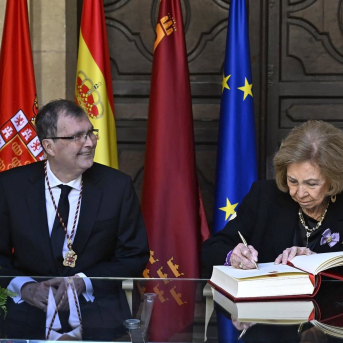 La Reina Sofía deja su huella en Murcia firmando en el Libro de Oro del Ayuntamiento JUANCHI LOPEZ La Reina Sofía deja su huella en Murcia firmando en el Libro de Oro del Ayuntamiento JUANCHI LOPEZ