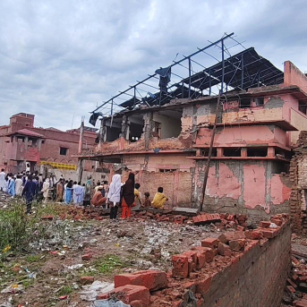 Varias personas se congregan cerca de un edificio dañado por una ataque suicida en el distrito de Bannu, en en el noroeste de Pakistán Europa Press/Contacto/Ahmad Kamal Varias personas se congregan cerca de un edificio dañado por una ataque suicida en el distrito de Bannu, en en el noroeste de Pakistán Europa Press/Contacto/Ahmad Kamal