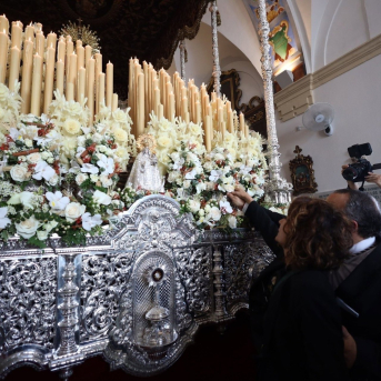 La secretaria general del PSOE-A y candidata a la Presidencia de la Junta de Andalucía, María Jesús Montero, realizando la primera levantá del paso de la Virgen del Valle. PSOE ANDALUCÍA La secretaria general del PSOE-A y candidata a la Presidencia de la Junta de Andalucía, María Jesús Montero, realizando la primera levantá del paso de la Virgen del Valle. PSOE ANDALUCÍA