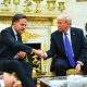 El president dels EUA, Donald J Trump, estreny la mà del secretari general de l'OTAN, Mark Rutte. Europa Press/Contacto/Aaron Schwartz - Pool via CN