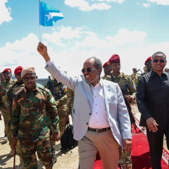 El presidente de Somalia, Hasan Sheij Mohamud, llega al aeropuerto de Baidoa, estado de Suroeste, a 3 de abril de 2026 PRESIDENCIA DE SOMALIA / X